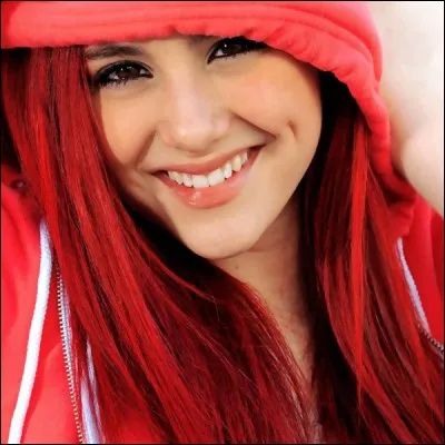 Ariana a une tache de naissance. Elle se situe...