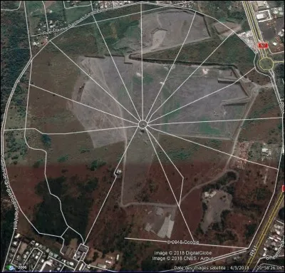 Auparavant, dans ce cercle, se dressait une antenne appelée "Oméga". Dans quelle ville de la Réunion se situe cette zone ?