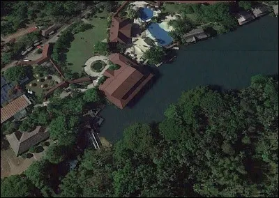 Il est fortement recommandé de venir en tongs dans ce restaurant, car il a la particularité d'être au beau milieu d'une cascade ! 
Mais où se situe-t-il ?