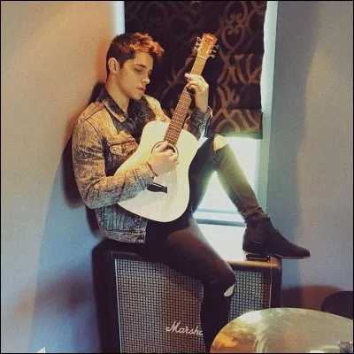 Dans quel groupe joue ce personnage ?