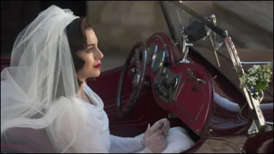 Qui la conduit à l'église ?