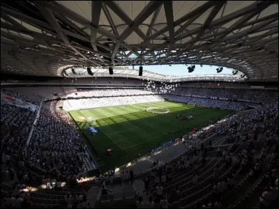 Où se trouve ce stade ?
Ville d'une capacité de 346 425 habitants où l'on peut admirer la promenade des Anglais et la place Rossetti.