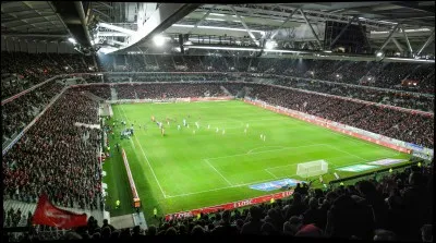 Où se trouve ce stade ?
Ville d'une capacité de 227 530 habitants où l'on peut admirer le Palais des beaux-arts, la Vieille Bourse la citadelle et le beffroi.