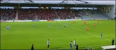 Où se trouve ce stade ?
Ville d'une capacité de 159 340 habitants où l'on peut voir le Pont du Gard et les arènes.