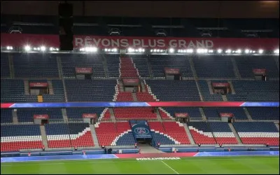 Où se trouve ce stade ? 
Ville d'une capacité de 2 240 620 habitants où l'on peut admirer la Tour Eiffel, le musée du Louvre ainsi que l'Arc de triomphe.