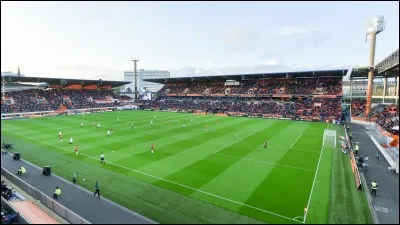 Où se trouve ce stade ?
Ville d'une capacité de 57 410 habitants où l'on peut admirer la base sous-marine de Kéroman et la cité de la voile Éric Tabarly.