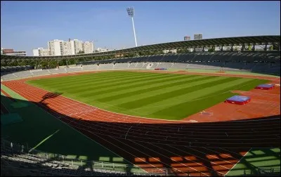 Où se trouve ce stade ? 
Ville d'une capacité de 2 240 620 habtants où l'on peut visiter les Champs Elyzées, la basilique du Sacrée Coeur ainsi que la place de la Concorde