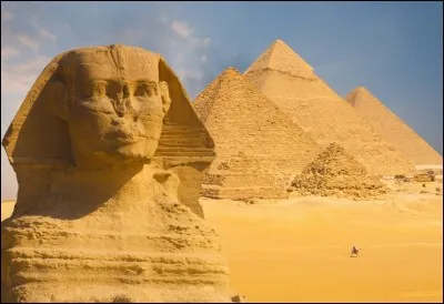 Tout commence par l'idée d'Imhotep : créer des tombeaux en forme de pyramide pour montrer la puissance des pharaons égyptiens. De cette idée, naissent les pyramides de Gizeh, bien plus tard. Le nom de quel pharaon porte la plus grande d'elles, construite en -2575 ?