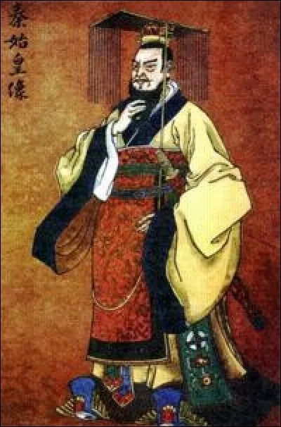 En -221, le roi Ying Zheng, descendant de la dynastie qui règne sur l'État de Qin, est le premier roi à unifier toute la Chine. Il prend le titre de Shi Huangdi et unifie la langue, mais aussi les mesures et l'écriture. Il fait construire la Grande Muraille de Chine pour protéger son empire. Mais de quel peuple barbare ?