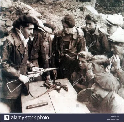 Quelle information destinée à la résistance se cachait derrière les vers : 
Les sanglots longs des violons de l'automne
Blessent mon coeur d'une langueur monotone ?