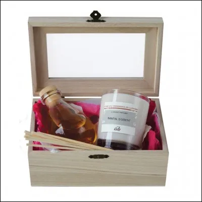 L'automne fait les bruits froissés
De nos tumultueux baisers.
Dans l'eau tombent les feuilles sèches
Et sur ses yeux, les folles mèches.
Voici les pèches, les raisins,
J'aime mieux sa joue et ses seins.
Que me fait le soir triste et rouge,
Quand sa lèvre boudeuse bouge ?
Le vin qui coule des pressoirs
Est moins traître que ses yeux noirs.
Qui a écrit ce texte qui m'émeut ?