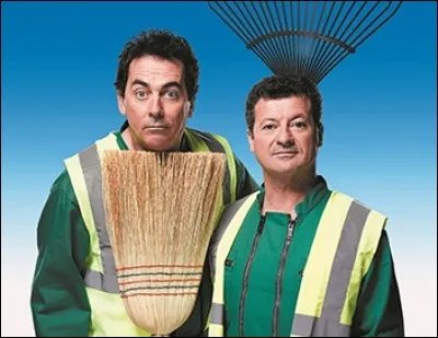 Feuilles, râteau,
C'est le chant des municipaux
Feuilles, râteau,...
Si tu veux être titulaire un jour, tu dois connaître les paroles qui viennent après.