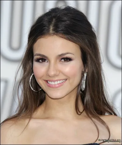 Comment s'appelle cette jeune fille ?