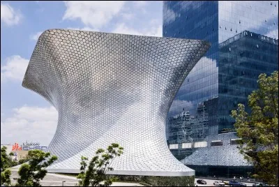 Ce musée à la forme insolite abrite certaines des expositions d'art moderne européen parmi les plus intéressantes du Mexique. Il est doté d'une forte collection en art mexicain du XXe siècle : en plus, vous retrouverez des œuvres de Pieter Brueghel le Jeune, Cézanne, Vinci, Dalí, Matisse, Monet, Renoir, Rivera, Pierre Paul Rubens, Van Gogh...
1 million de visiteurs en profite par année.