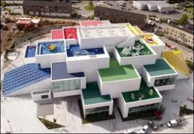 Voilà qui est différent, ''Home of the Brick'' a assemblé un lieu original, unique, pour que le visiteur puisse créer son lien avec l'entreprise.
Le musée offre donc un espace pour jouer, bien sûr aussi on a un espace jeu de briques illimitées nommé « Zone rouge », un magasin et un café-restaurant.
Par la participation, on veut se rapprocher du visiteur.