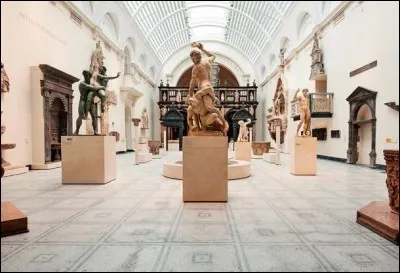 Fondé en 1852, ce musée porte le nom de la Reine Victoria et du Prince Albert du Royaume-Uni, le couple charmant uni dans cette passion de la beauté.
Ayant surtout pour thème les arts architecturaux et décoratifs, le musée de Kensington, à Londres, met en lumière leur amour et, ce qui nous intéresse, leur mécénat pour les arts et les sciences.