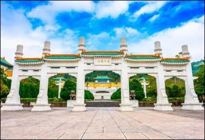 Situé dans la capitale Taipei, ce musée accueille les collections qui se retrouvaient jadis au palais impérial de la Cité interdite. À ce titre, il abrite quelques-unes des plus belles collections d'art chinois, dont le fameux chou en jadéite datant de la dynastie Qing.
Il est souvent confondu avec le Musée du Palais de la Cité interdite de Pékin mais il s'agit d'un seul et même musée.