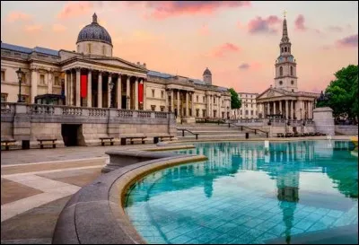 Cette galerie, datant de 1824, est située sur Trafalgar Square, au centre de Londres : elle récèle beaucoup de chefs d'œuvre d'impressionnistes. On y retrouve aussi des tableaux de Léonard de Vinci, Le Caravage, Michel-Ange, Van Gogh, Botticelli, Rembrandt et Monet.