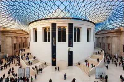 Il est le plus ancien, le plus gros et le plus visité des musées anglais. Il est ouvert depuis 1759 et a été le premier musée public national du monde. Avec ses 44 colonnes de l'ordre ionique, il évoque le temple d'Athéna Polias à Priène. Un de ses fameux exhibit est la pierre de Rosette au moyen de laquelle Jean-François Champollion parvint au déchiffrage des hiéroglyphes en 1822.