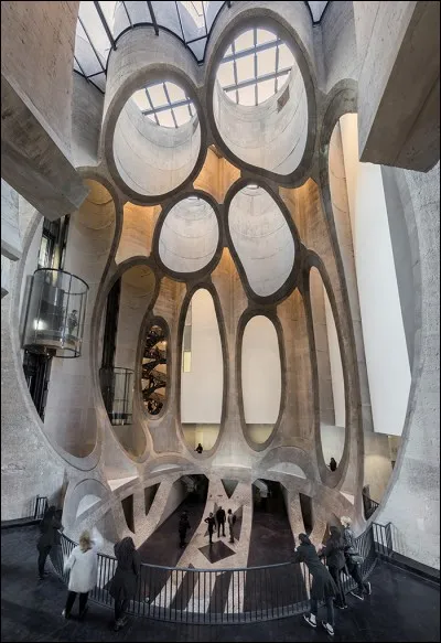 Une architecture dont la forme est fidèle mais l'aspect complètement transformé domine le front de mer du Cap : il s'agit du plus grand musée d'art contemporain africain au monde.
C'est un musée en lui-même, le bâtiment construit en 2017, de la conversion d'un silo à grains de 57 m de haut, lui même construit en 1921.
Qui plus est, il y a un hôtel dans la partie supérieure de l'édifice.