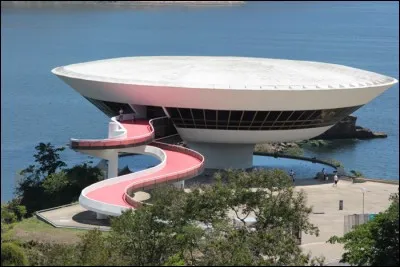 Une des plus belles baies au monde comme décor pour un tel monument : ce musée est l'oeuvre de l'architecte Oscar Niemeyer, un disciple de Le Corbusier. À l'intérieur, on sent le musée s'ouvrir telle une fleur, d'après les mots mêmes de l'architecte. C'est aussi la deuxième plus importante collection d'art contemporain du Brésil.
