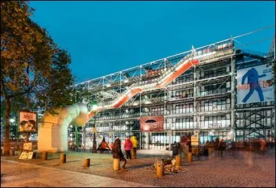 Ce musée qu'on nomme aussi «Beaubourg», abrite dans son répertoire d'art moderne la plus importante collection européenne d'art contemporain. Vous pourrez y voir des tableaux de Matisse ou Picasso mais c'est aussi une importante bibliothèque ainsi que les locaux de l'Institut de recherche et coordination acoustique/musique.
C'est aussi une forme architecturale.