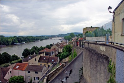 Dans quelle ville des Yvelines une rivi&egrave;re se jette-t-elle dans un fleuve ?