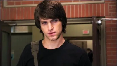 Que trouve Tobby dans le jardin de Jason ?