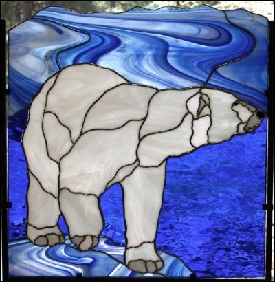 Au-dessous de sa magnifique fourrure, de quelle couleur est la peau de l'ours polaire ?