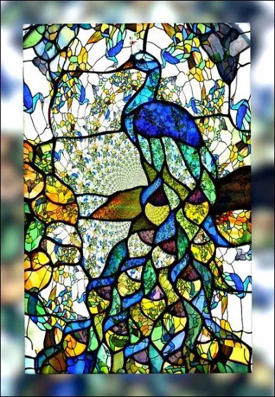 Dans le titre d'une fable de La Fontaine, quel oiseau est paré des plumes du paon ?