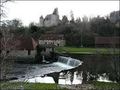 Vous avez sur cette image l'Auvézère au pied du château de la Forge, à Savignac-Lédrier. Village périgourdin, il se situe dans l'ancienne région ...