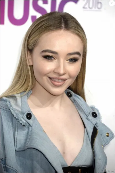 À quel âge Sabrina s'est installée avec sa famille à Los Angeles ?