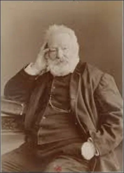 Le poète, dramaturge, prosateur, romancier, politicien et dessinateur Victor Hugo (1802-1885), passa aussi dans l'atelier de Nadar vers 1884. À l'arrivée de Napoléon III, il s'exile pendant 20 ans. En 1855, après avoir été chassé d'une île anglo-normande, sur laquelle des îles suivantes l'auteur des « Misérables » en 1862, ou encore de « Notre-Dame de Paris » publié en 1831, s'installa-t-il ?