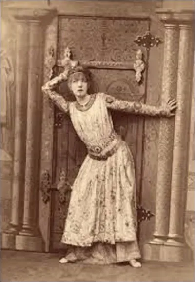 En 1884, il immortalise l'actrice Sarah Bernhardt (1844-1923) dans la pièce de théâtre « Théodora, impératrice de Byzance », de l'auteur dramatique Victorien Sardou (1831-1908) qui, je le précise, n'a aucun lien de parenté avec le chanteur. Dans quelle uvre de ce dramaturge, avec qui elle jouera dans neuf de ces pièces, ne tient-elle pas un rôle ?