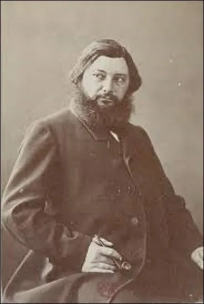 Dans les années 1860, c'est au tour du peintre réaliste Gustave Courbet (1819-1877) de se faire tirer le portrait. Élu républicain, acteur de la Commune de Paris en 1871, il est accusé lors de cette insurrection d'avoir fait renverser un monument de la capitale et est condamné à le faire relever à ses frais, chose qu'il ne fera pas car il se réfugie en Suisse. De quel monument parisien s'agit-il ?
