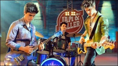 Comment s'appelle le groupe de Nico, Pedro et Simon ?