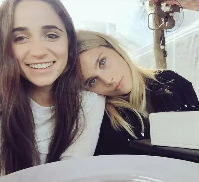 Dans quel pays habite-t-elle ?