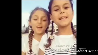 Comment s'appellent les 2 jeunes filles qui, à la base, étaient BFF puis après, demi-soeurs suite au mariage de leurs parents ?