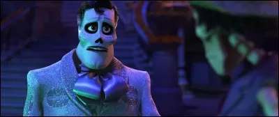 Après avoir attiré l'attention d'Ernesto , Miguel lui demande sa bénédiction pour rentrer chez lui , quand soudain Hector surgit et demande à Miguel de tenir sa promesse (Miguel a promis à Hector qu'en rentrant chez lui il pauserait sa photo sur son offrenda)Ernesto surpris de le voir lui dit "mon ami tu tombes dans l'oubli" Hector lui répondis que c'est sa faute car il n'a jamais dit a personne :