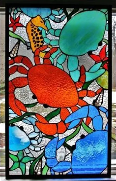 Quel crabe a les yeux rouges et une carapace brune, ou verdâtre, et qui sert en général à faire des soupes ?