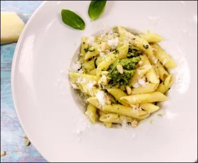 Vos amis génois vous invitent à déjeuner : spécialité génoise, cela va de soi ! 
Ingrédients (pour 6 personnes) : gros sel, 3 gros bouquets de basilic frais à grandes feuilles, 3 gousses d'ail, 50 g de pignons de pin, 4 cuillères à soupe de pecorino et 15 cl d'huile d'olive...