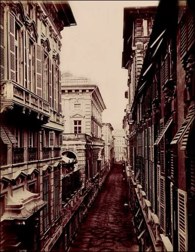 Entre la Renaissance et le baroque, la noblesse génoise fit construire de richissimes palais. 
Leur splendeur donne vie à un système particulier d'hospitalité publique, obligeant leurs propriétaires à accueillir les invités d'État.
Le site du patrimoine mondial de l'Unesco compte 42 palais des Rolli sur les plus de cent palais de Gênes, qui depuis la [...], arrivent jusqu'au centre historique.