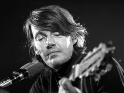 Né dans une riche famille génoise en 1940, [...] montre rapidement à la fois un talent musical et une tendance rebelle. 
Largement reconnu comme le meilleur parolier et musicien italien du XXe siècle, d'aucuns voient en lui un hybride génois de Leonard Cohen et du troubadour français Georges Brassens.