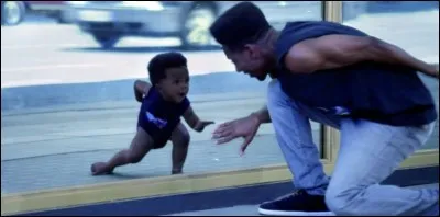 Quelle est cette eau qui transforme les adultes en b&eacute;b&eacute;s dans le miroir ?