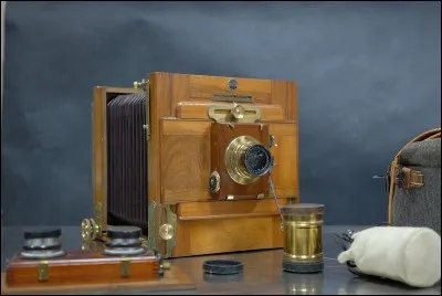 Quel est le nom du précurseur de l'appareil photographique moderne ?