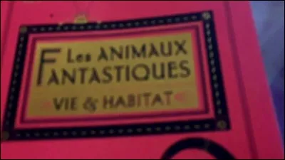 Qui a écrit le livre « Vie et habitat des animaux fantastiques » de la bibliothèque de Poudlard ?