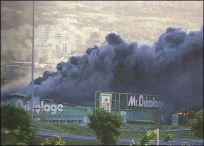 En 1991, suite à une émeute, un magasin est incendié faisant 16 morts : dans quelle ville ?