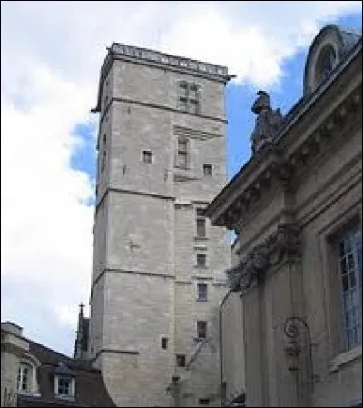 Dans quelle ville peut-on voir la tour Philippe le Bon ?