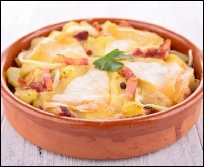 Quel plat est réalisé avec pommes de terres écrasées, lardons et reblochon, le tout étant passé au four ?