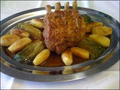 Avec quoi ce carré de porc est-il garni ?